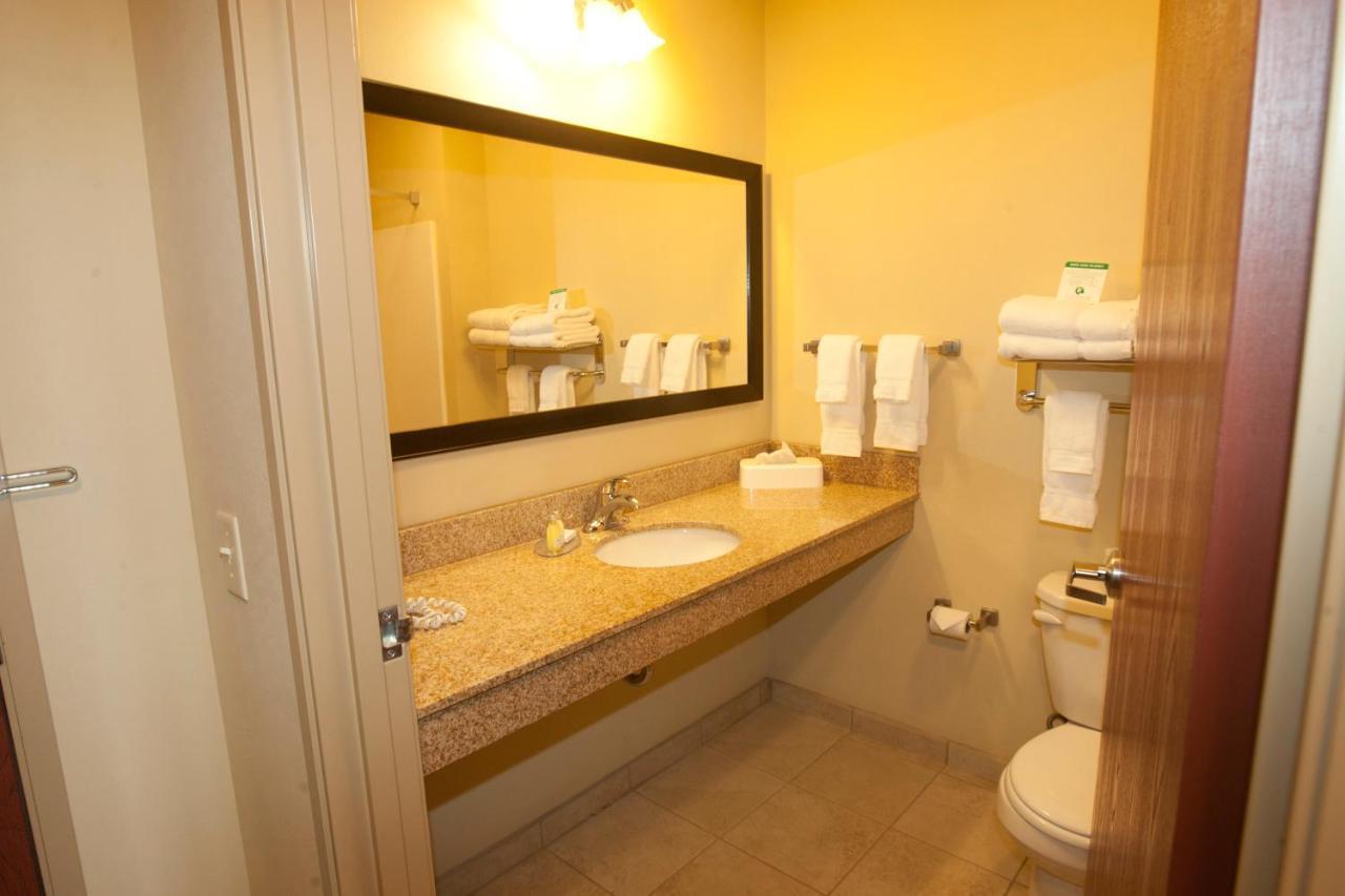 Cobblestone Inn & Suites - Carrington Bagian luar foto