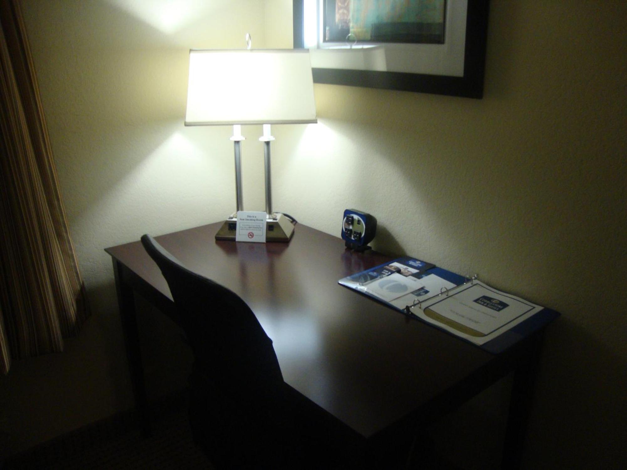 Cobblestone Inn & Suites - Carrington Ruang foto